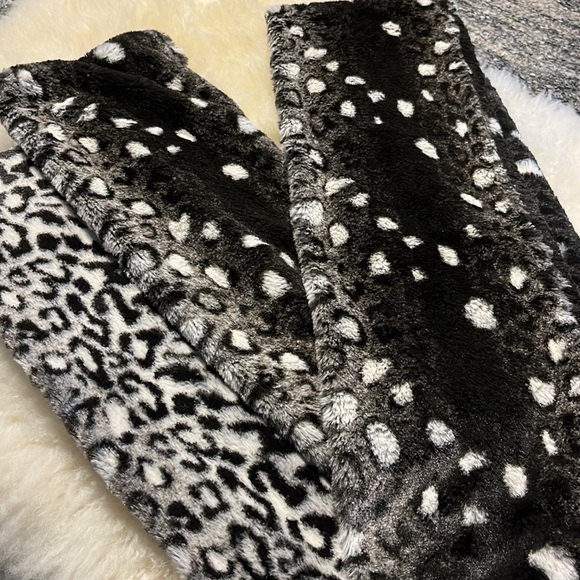 Ocelot Faux Fur Scarf by Tourance Luxurious Surroundings - Picture 5 of 5